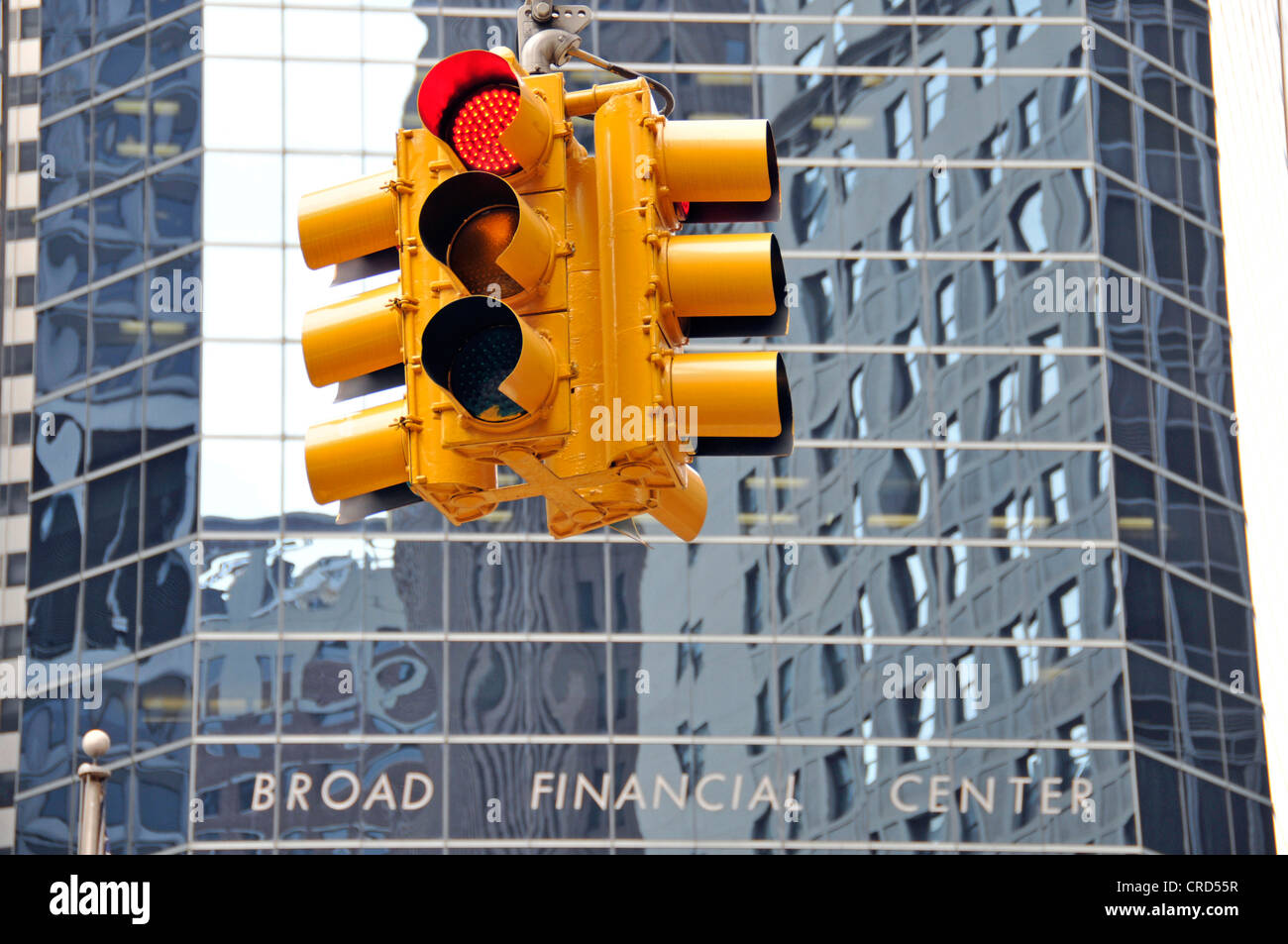 roten Verkehr Zeichen und Glas Verkleidung des Broad Financial Centers im Financial District, USA, New York City, Manhattan Stockfoto
