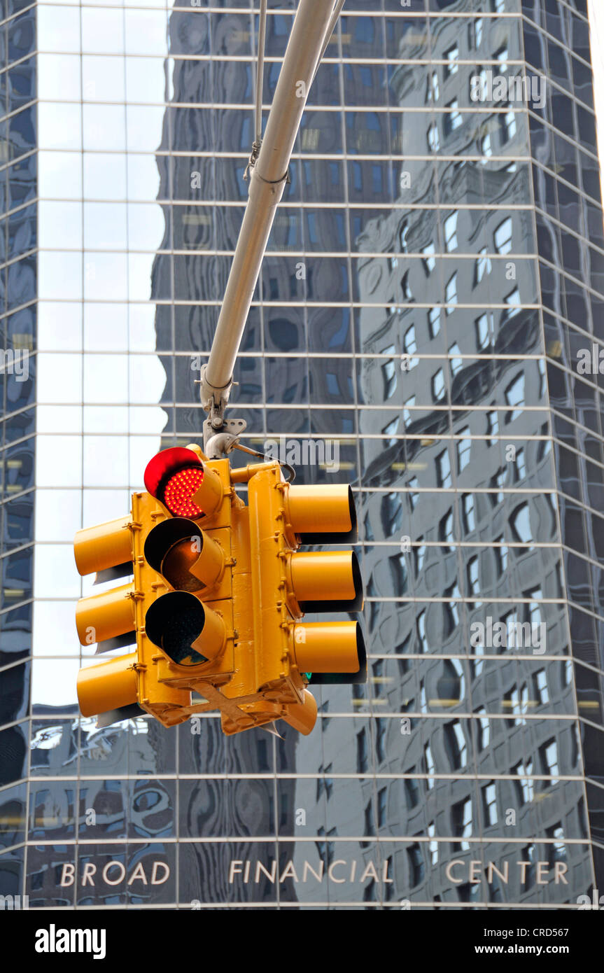 roten Verkehr Zeichen und Glas Verkleidung des Broad Financial Centers im Financial District, USA, New York City, Manhattan Stockfoto