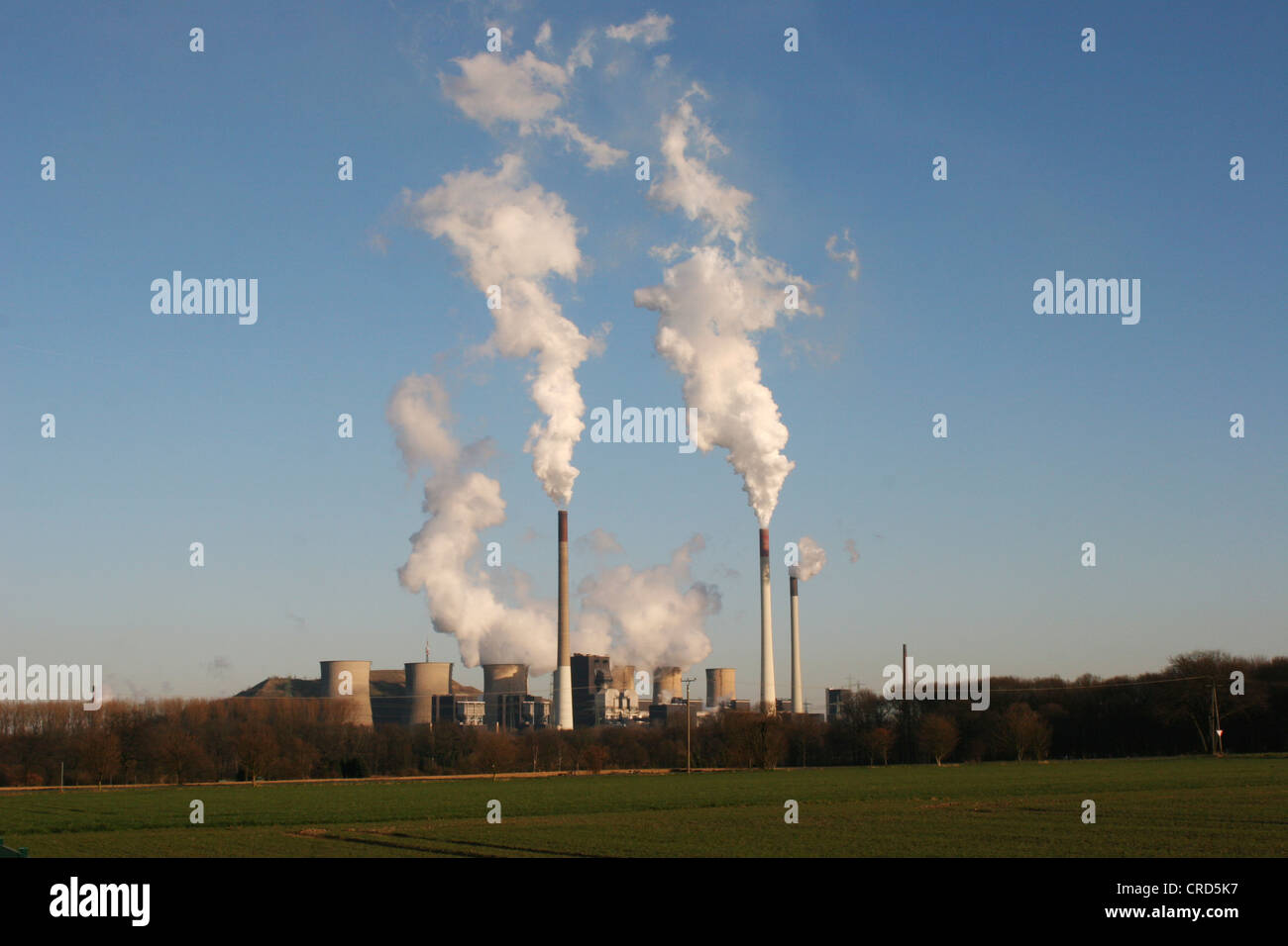 Kraftwerk mit rauchenden Schornsteinen, Deutschland, Nordrhein