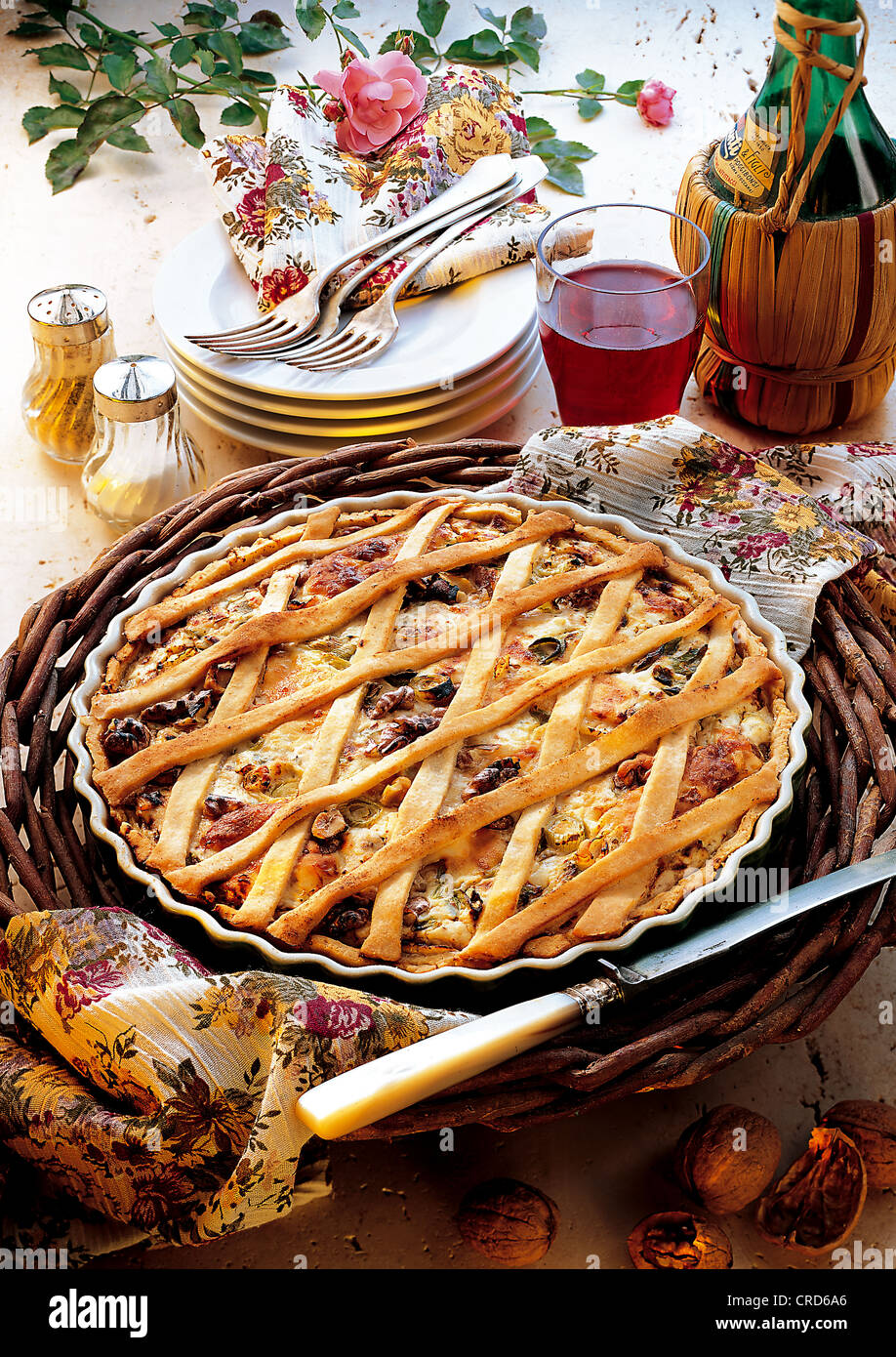 Käse und Walnuss Crostata, knusprige Gebäck mit Nüssen, Käse und Knoblauch, Italien. Stockfoto