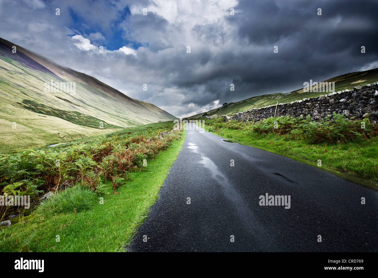 Landstraßen in den Lake District uk Cgi Auto Hintergründe Sommer flauschigen Wolken Hügeln Stockfoto