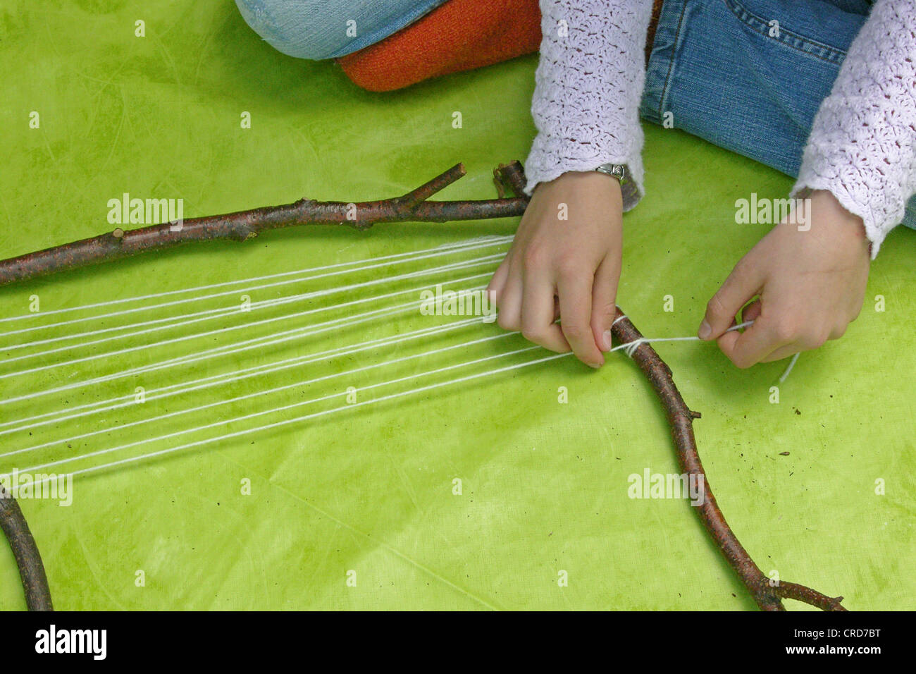 kleines Mädchen bauen einen digitalen Bilderrahmen mit Zweigen, Serie Bild 3/7 Stockfoto