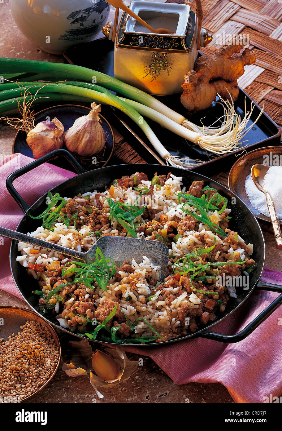 Gebratener Reis mit Fleisch, gehacktem Schweinefleisch, fein gewürfeltem Gemüse, Kräutern und Gewürzen im Wok, Korea. Stockfoto