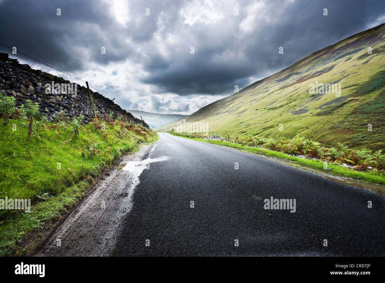 Landstraßen in den Lake District uk Cgi Auto Hintergründe Sommer flauschigen Wolken Hügeln Stockfoto