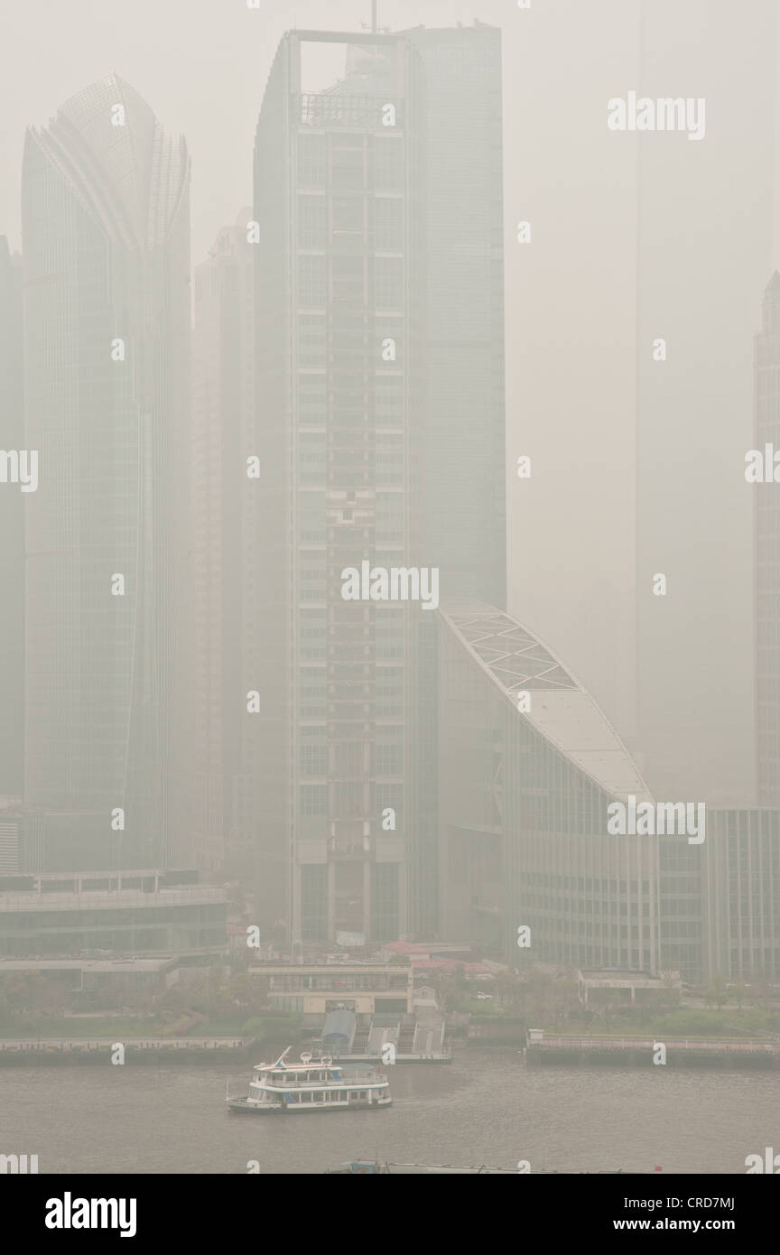 Unscharfe Bilder der Skyline von Shanghai Pudong durch verschmutzte Luft  Stockfotografie - Alamy