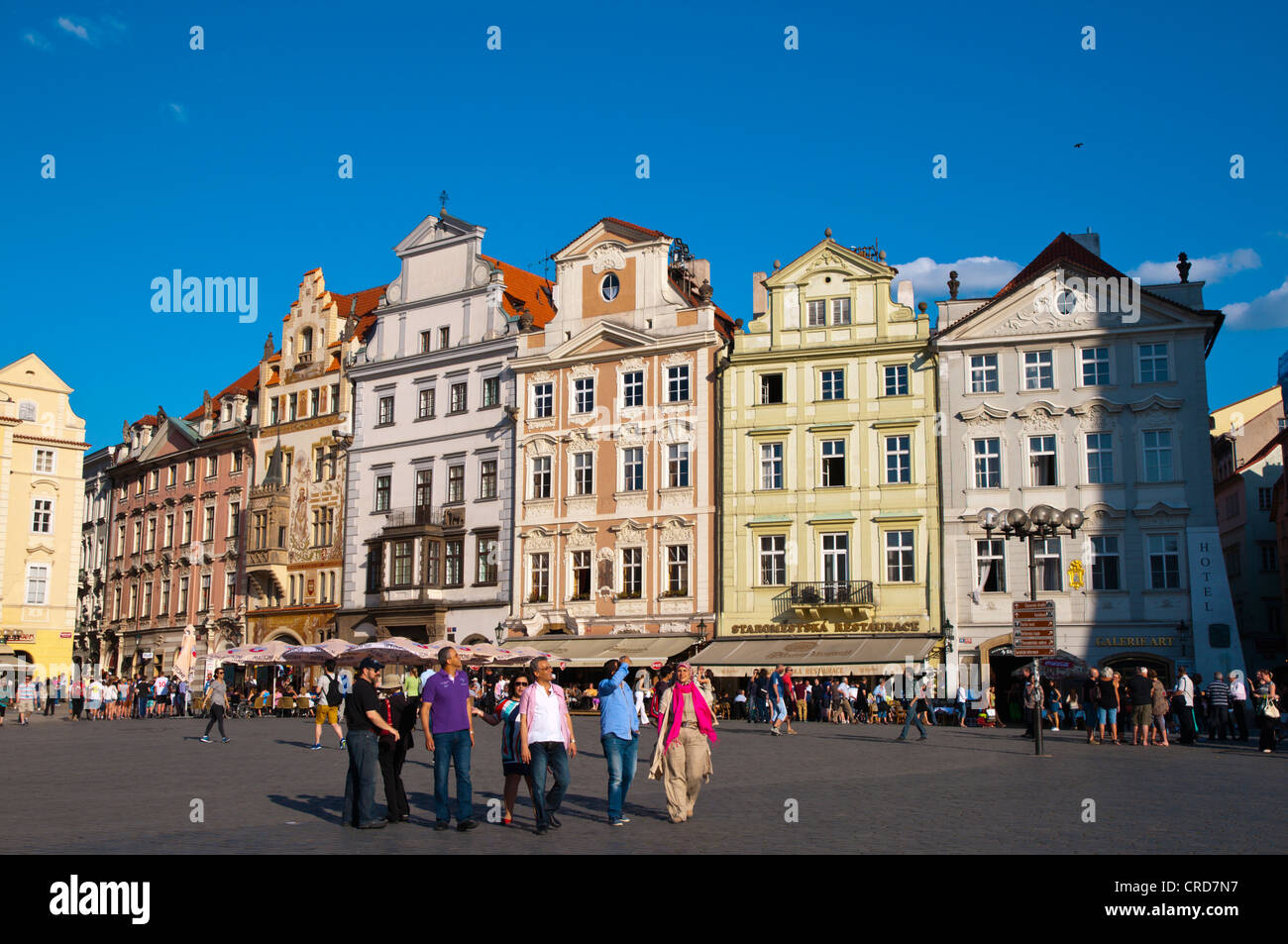 Gruppe von Touristen Staromestske Namesti vom Altstädter Ring Prag Tschechische Republik Europa Stockfoto