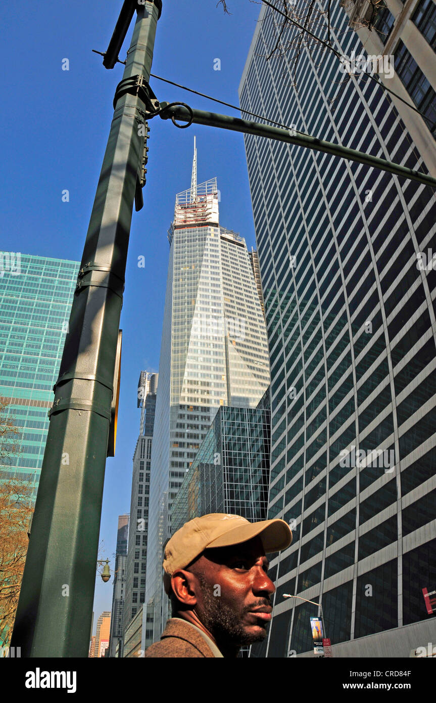 Kopf eines schwarzen Mannes vor Home Box Office Building, rechts die W. R. Grace Gebäude, USA, New York City, Manhattan Stockfoto