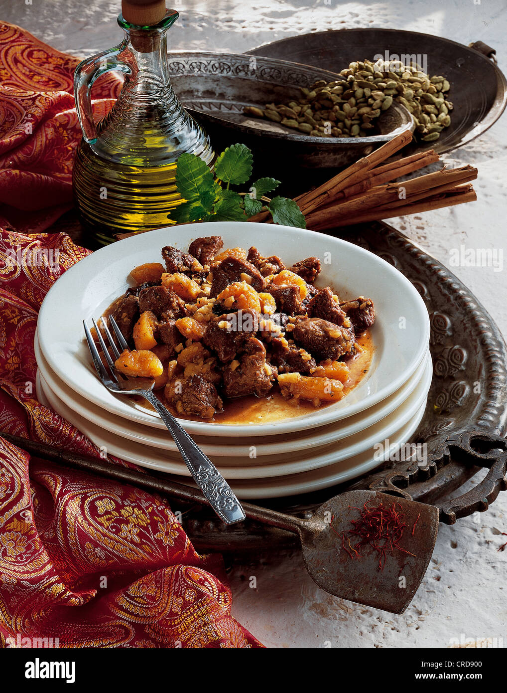 Süßer Lammeintopf mit getrockneten Früchten, Mandeln und Gewürzen, herzhafter Eintopf, Algerien. Stockfoto