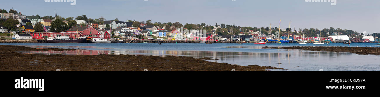 Lunenburg Harbour Panorama. Ein breites Panorama der bunten Gebäude spiegelt sich in den ruhigen Gewässern des Hafen von Lunenburg. Stockfoto