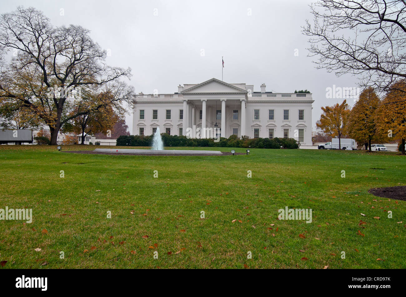 USA, Washington. Nordfassade des weißen Hauses im Herbst bei bewölktem Wetter Stockfoto