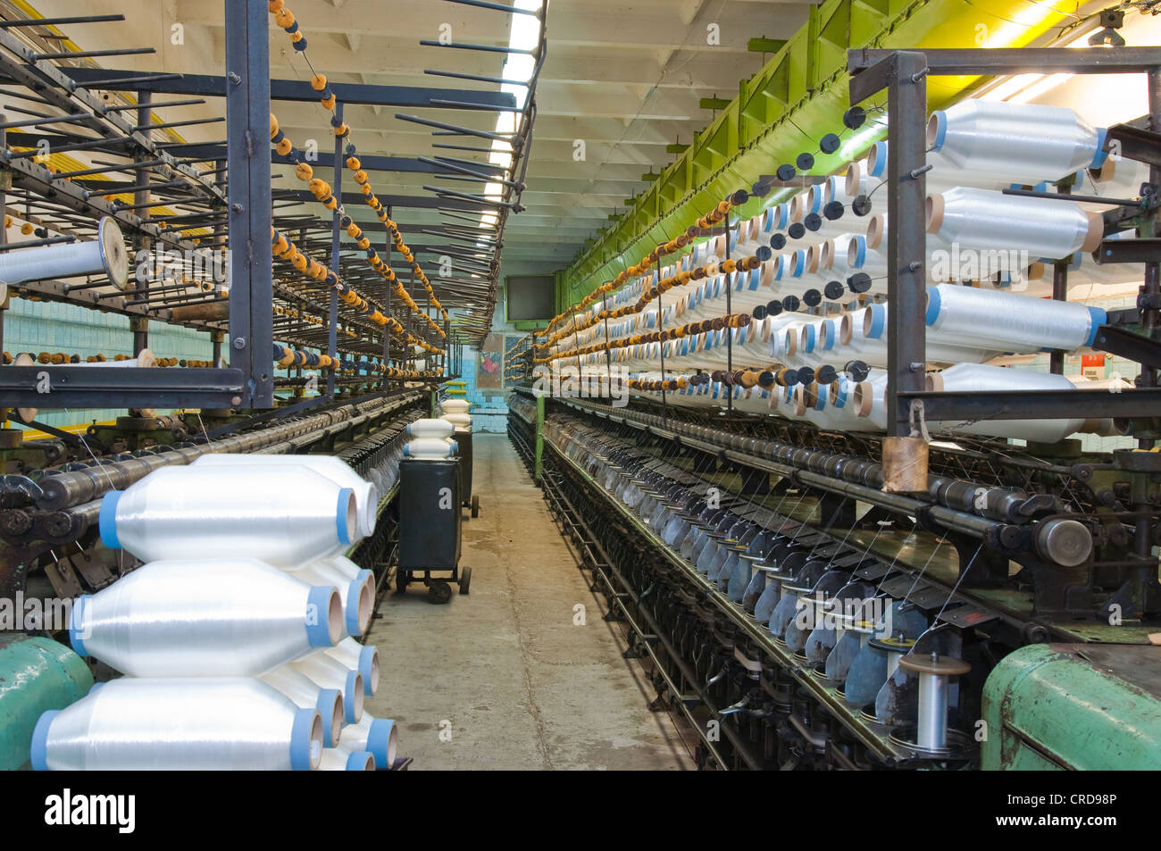 Textil Betriebseinrichtungen im Werkstatt- und Thread auf große Spulen Stockfoto