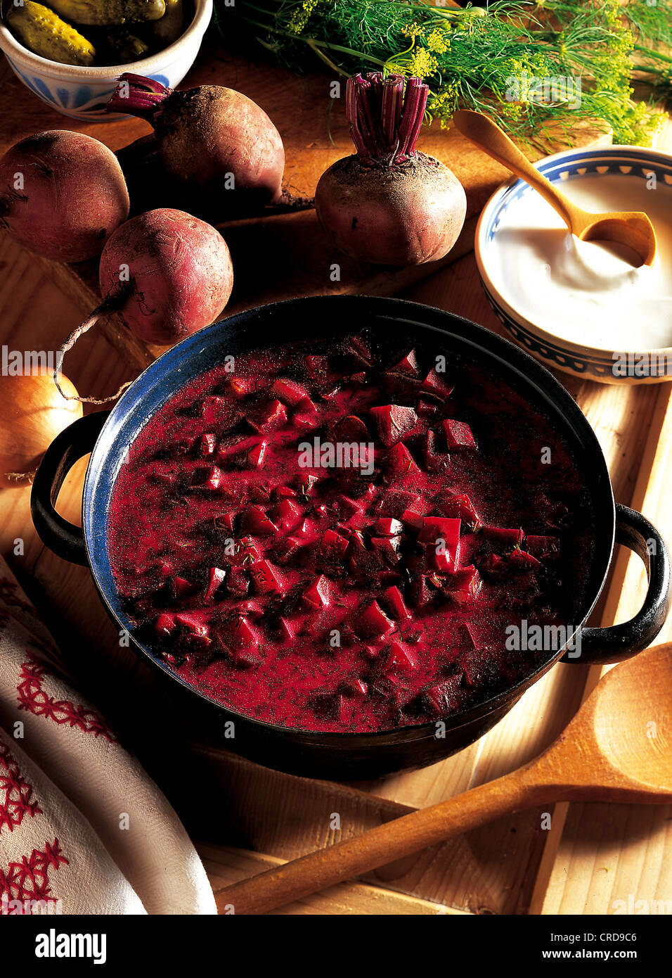 Rote Beete Suppe mit saurer Sahne und Dill, vegetarischer Eintopf ...