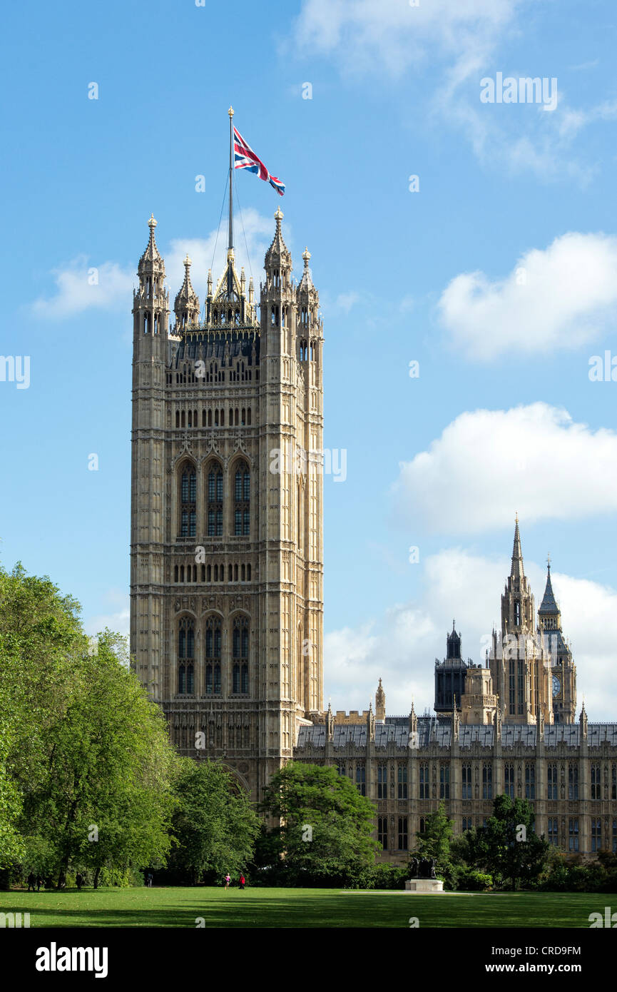 Der Victoria Tower / Houses of Parliament vor blauem Himmel. London, England Stockfoto