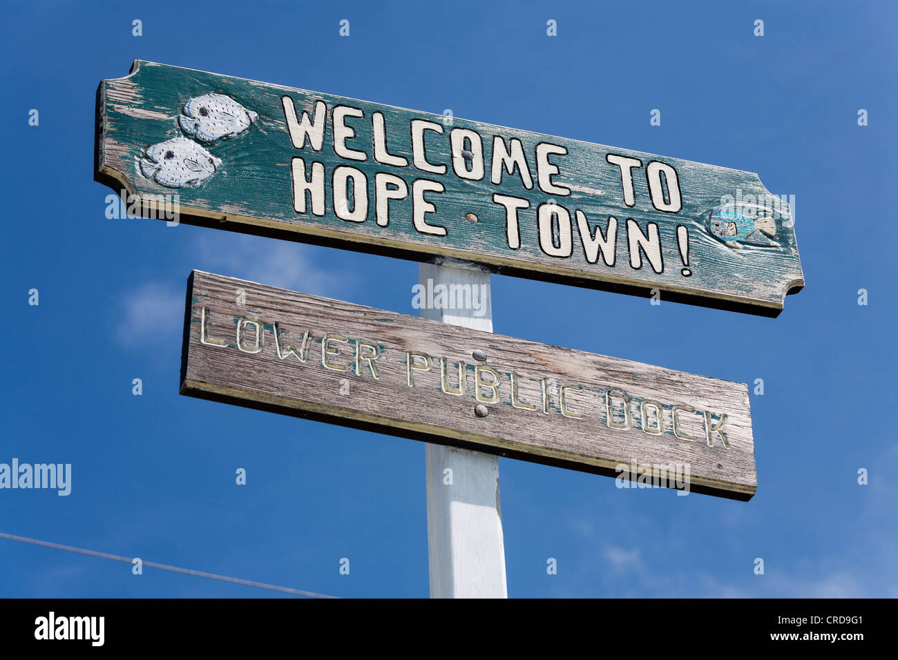 Willkommen bei Hope Town!, öffentlichen Dock zu senken.  Urig und rustikalere Zeichen begrüßen Besucher in die kleine Stadt Hopetown Stockfoto