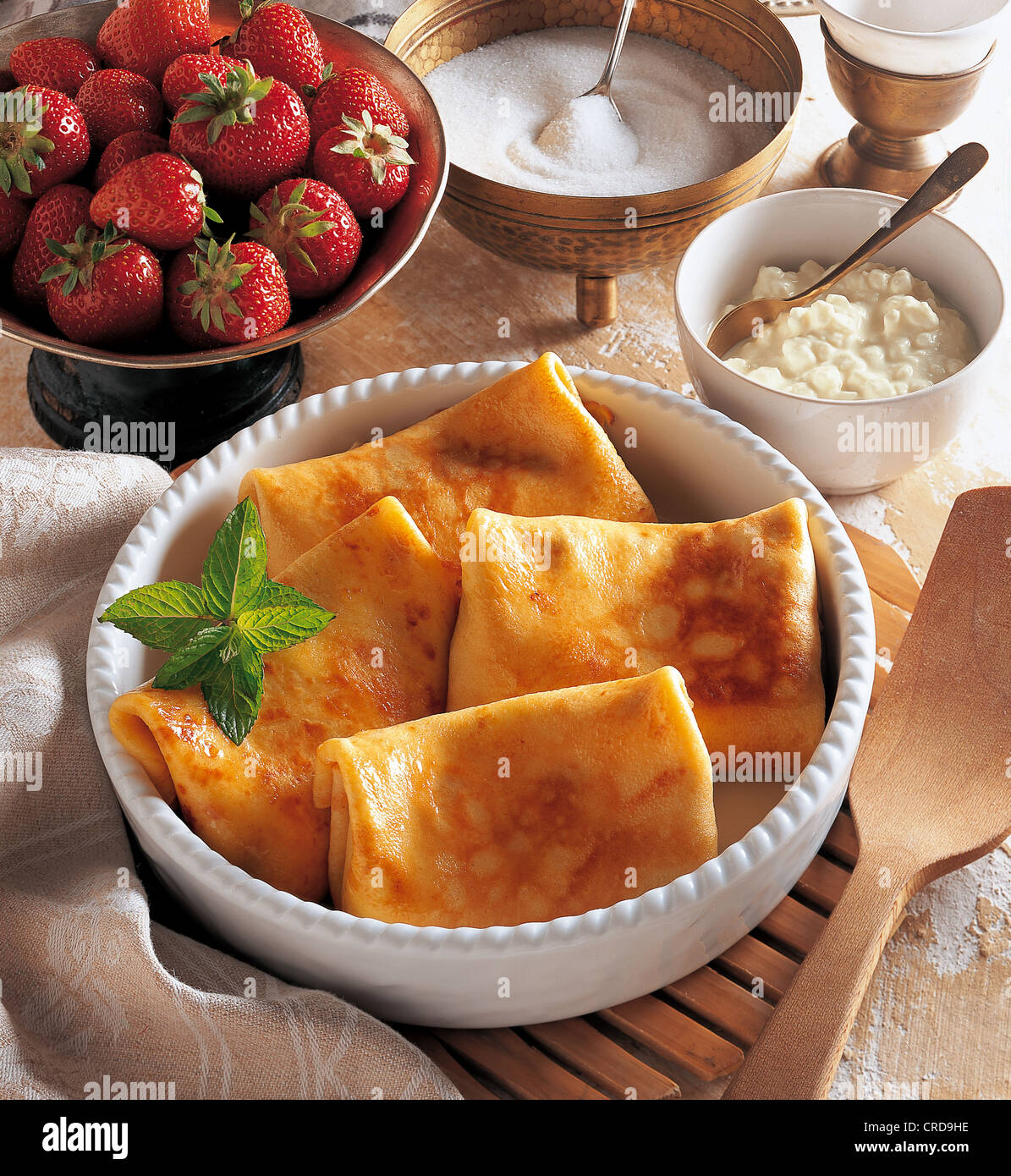 Pfannkuchen Pakete mit frischen Erdbeeren und Frischkäse, Israel. Stockfoto