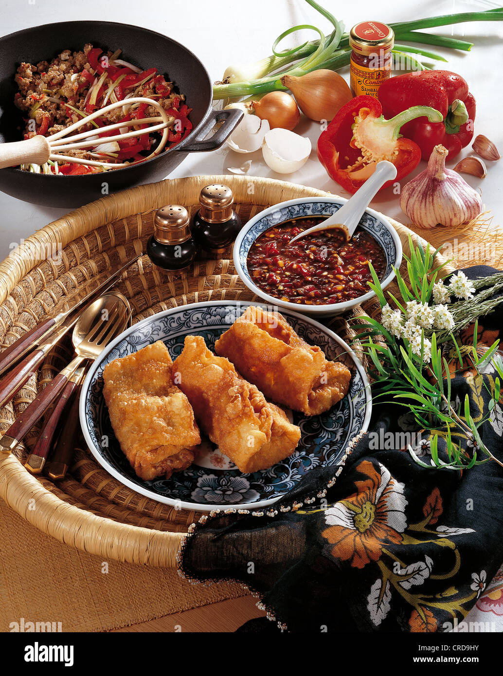 Frittierte Pfannkuchenpakete gefüllt mit würzigem Hackfleisch, Indonesien. Stockfoto