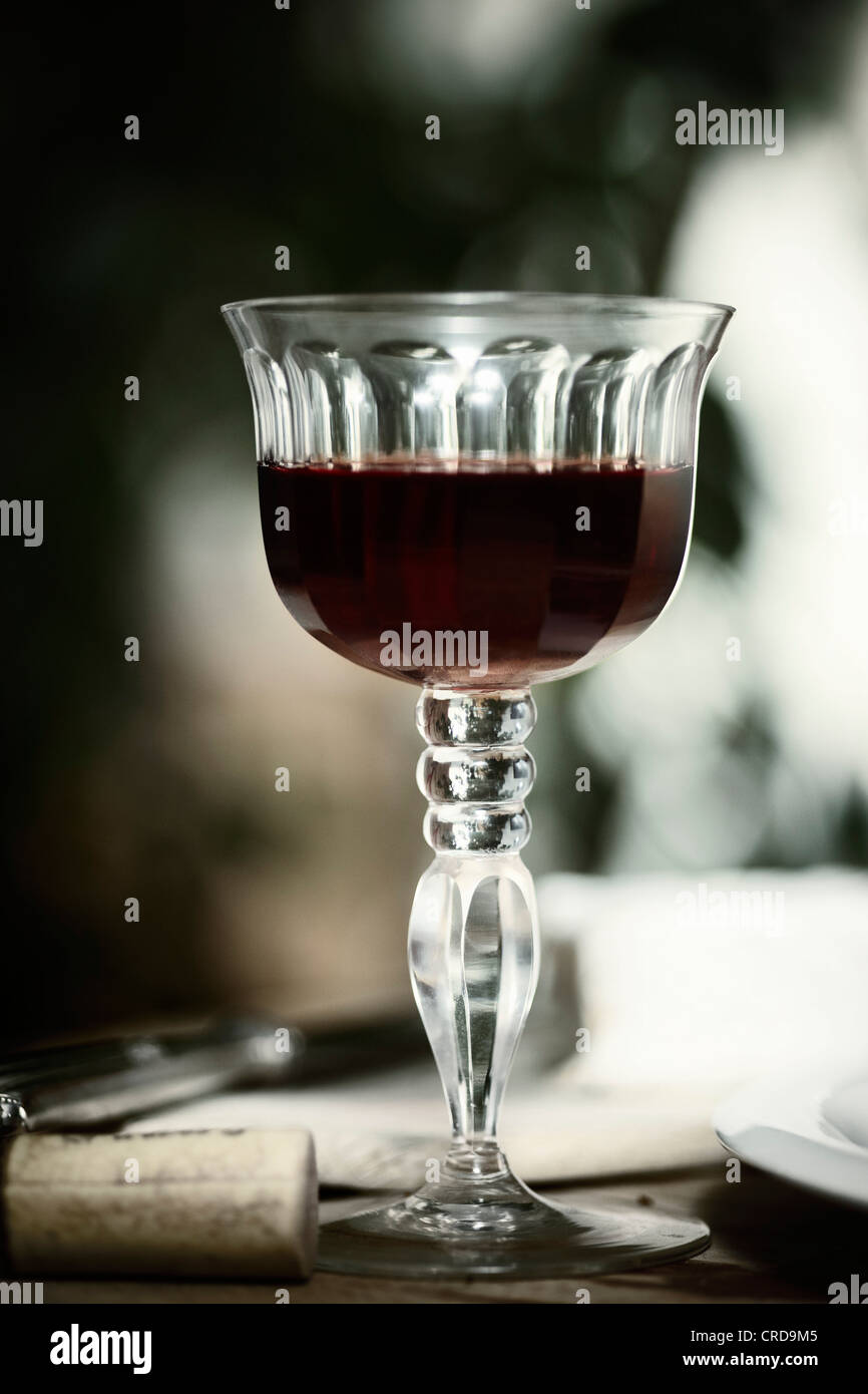 Glas mit Rotwein Stockfoto
