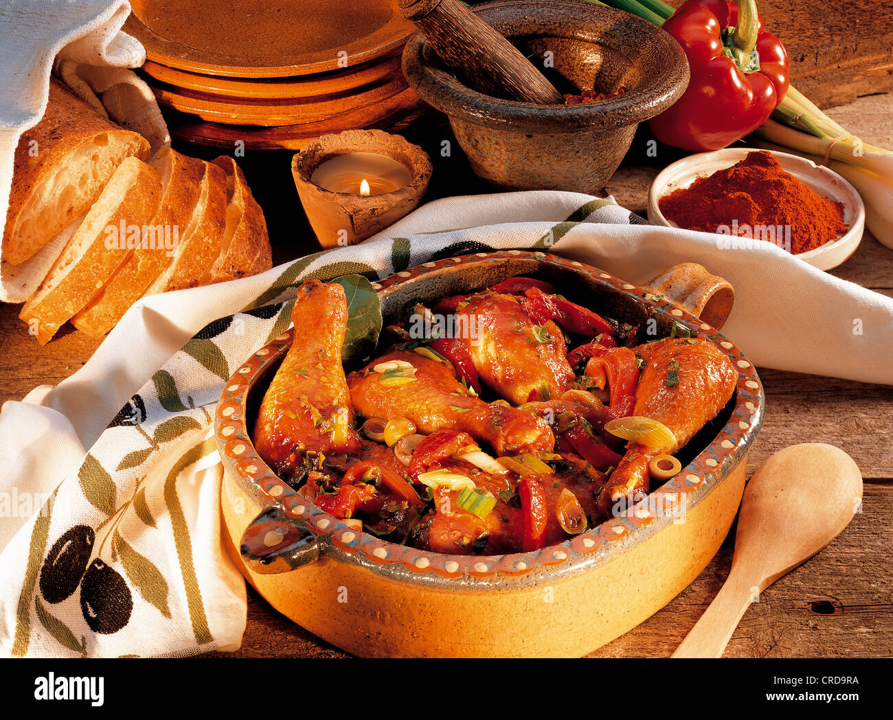 Aragon Chicken Pot, Chicken Wings geschmort in würziger Tomaten-Rotwein-Sauce, Spanien. Stockfoto