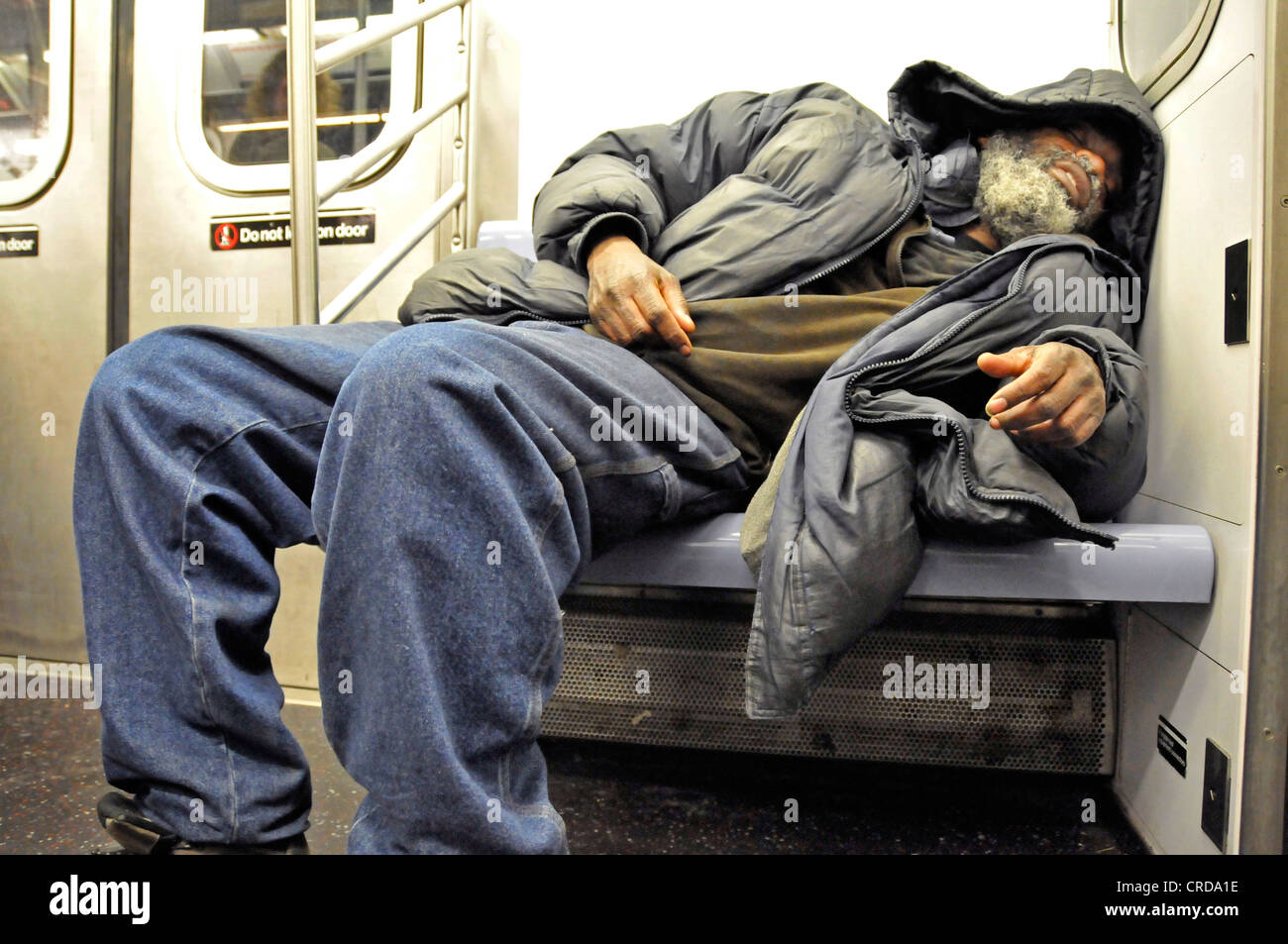 Obdachlose schlafen in der U-Bahn, USA, New York City, Manhattan Stockfoto