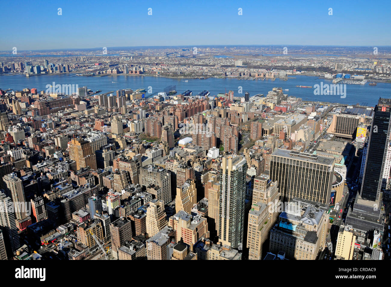 Blick vom Empire State Building in Midtown South auf Chelsea und den Hudson River, USA, New York City, Manhattan Stockfoto