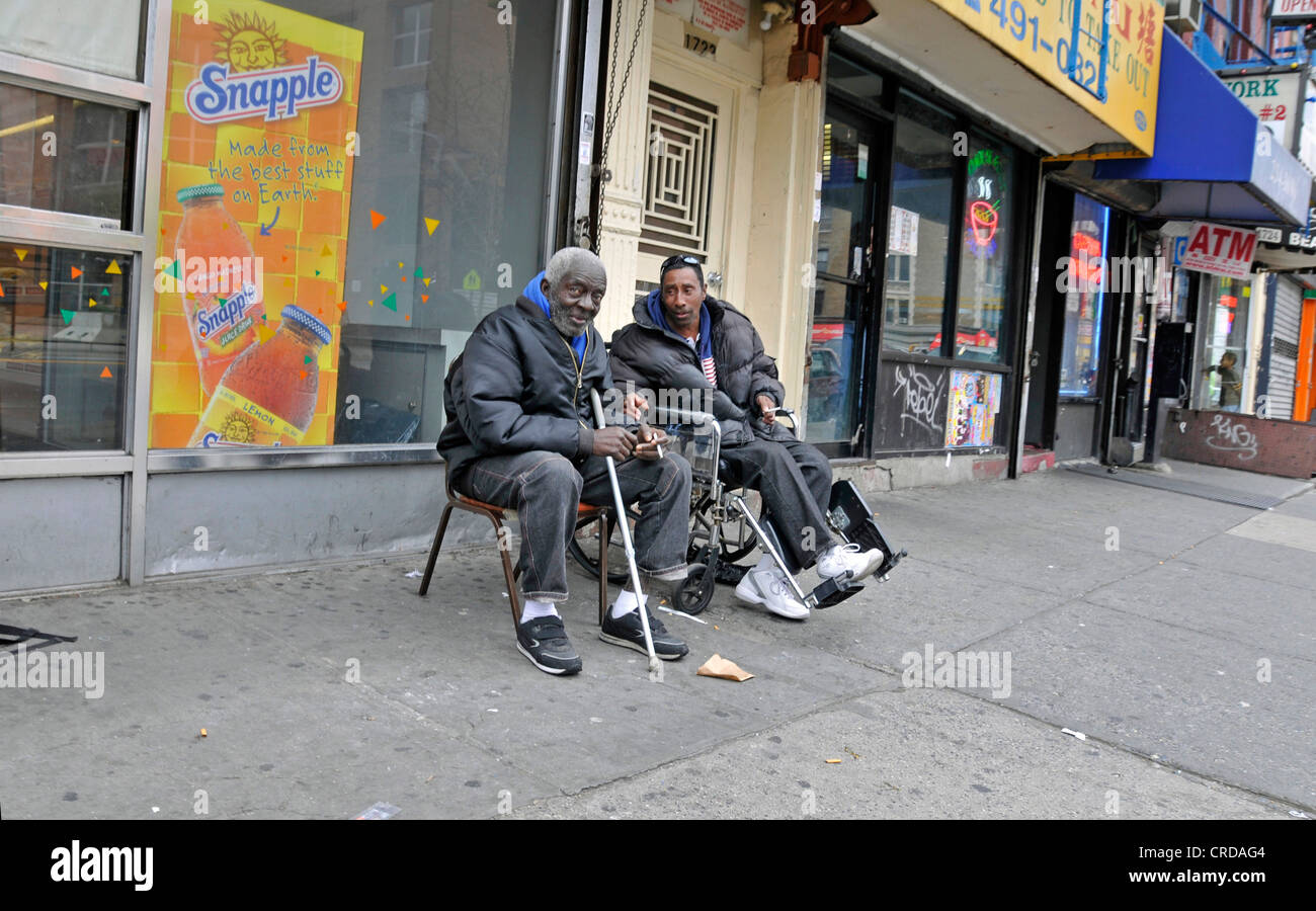 Pauer sitzen auf Bürgersteig in Harlem, USA, New York City, Manhattan Stockfoto