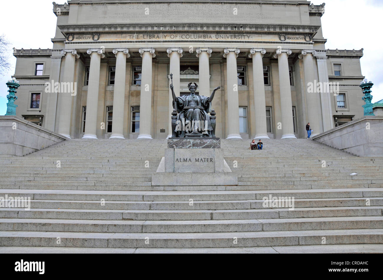 Alma Mater-Statue vor der niedrigen Bibliothek von Columbia Bedarf, USA, New York City, Manhattan Stockfoto