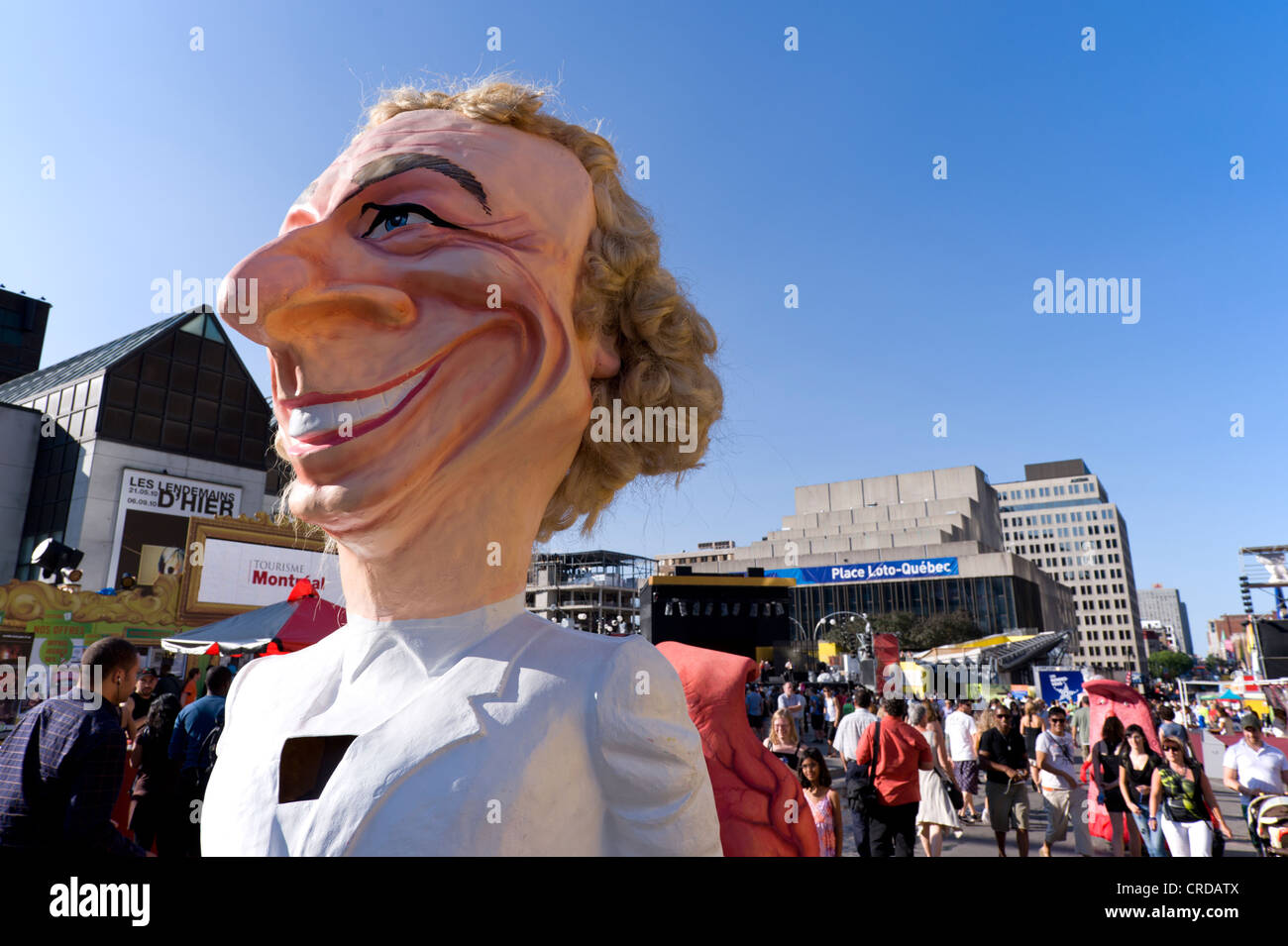 Riesiger Kopf Charakter die französischen Schauspieler Pierre Richard an Ste-Catherine Street während das Just für Laughs Festival darstellt. Stockfoto