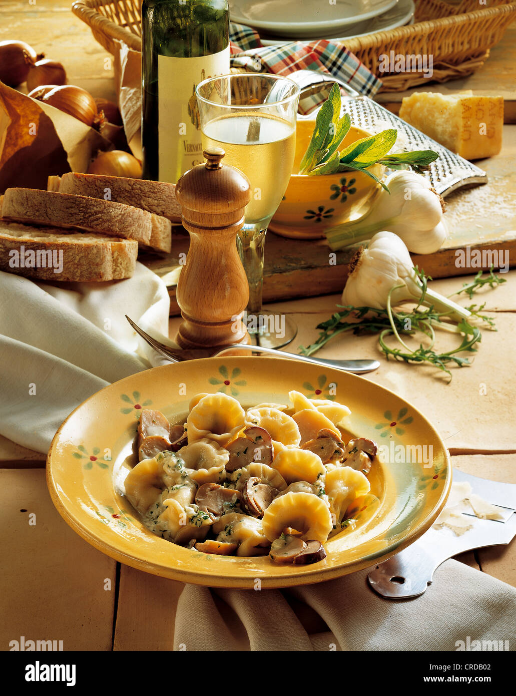 Tortellini mit einer Sauce aus Steinpilzen, Italien. Stockfoto