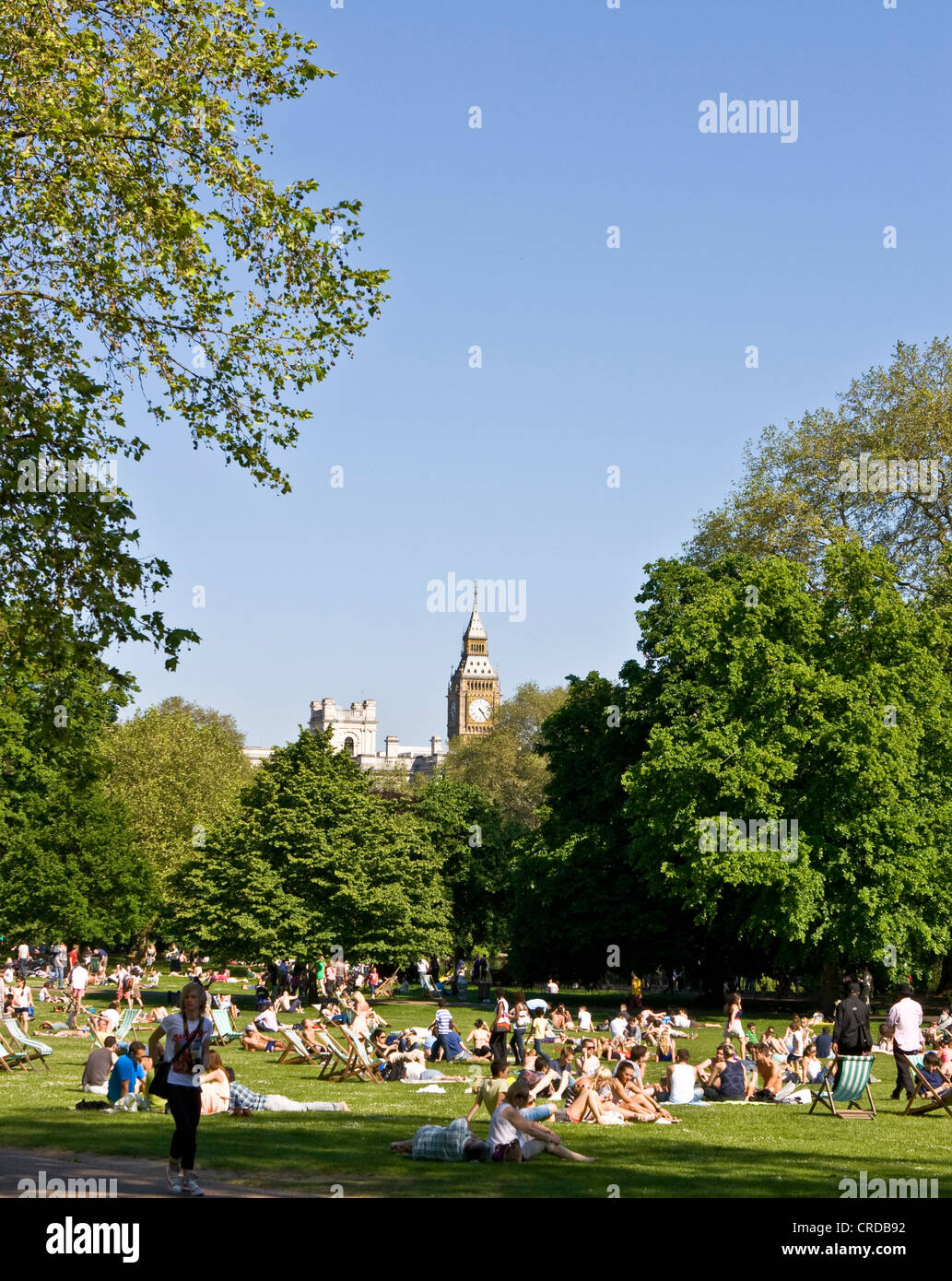 Massen, Sonnenbaden und Relaxen in St James Park mit Big Ben im Hintergrund London England Europa Stockfoto