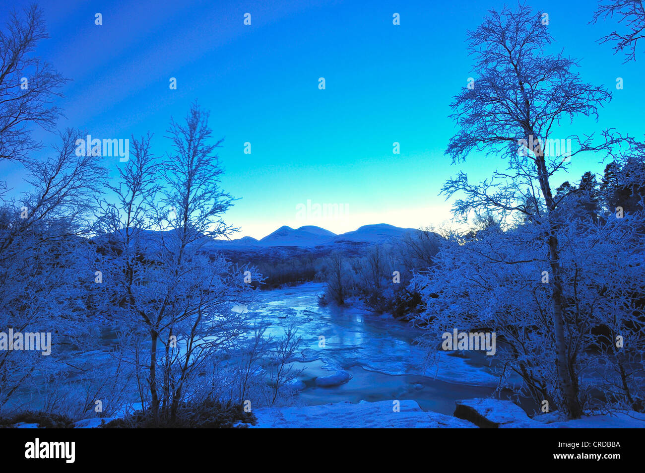 zugefrorenen Fluss Abiskoj Kka mit dem Berg Njulla, Schweden, Lappland, Norrbotten, Abisko Nationalpark Stockfoto