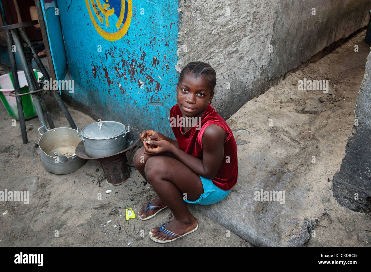 Eine Mädchen sitzt vor ihrem Haus in West Point Slum in Monrovia, Liberia auf Montag, 2. April 2012 Montserrado County. Stockfoto