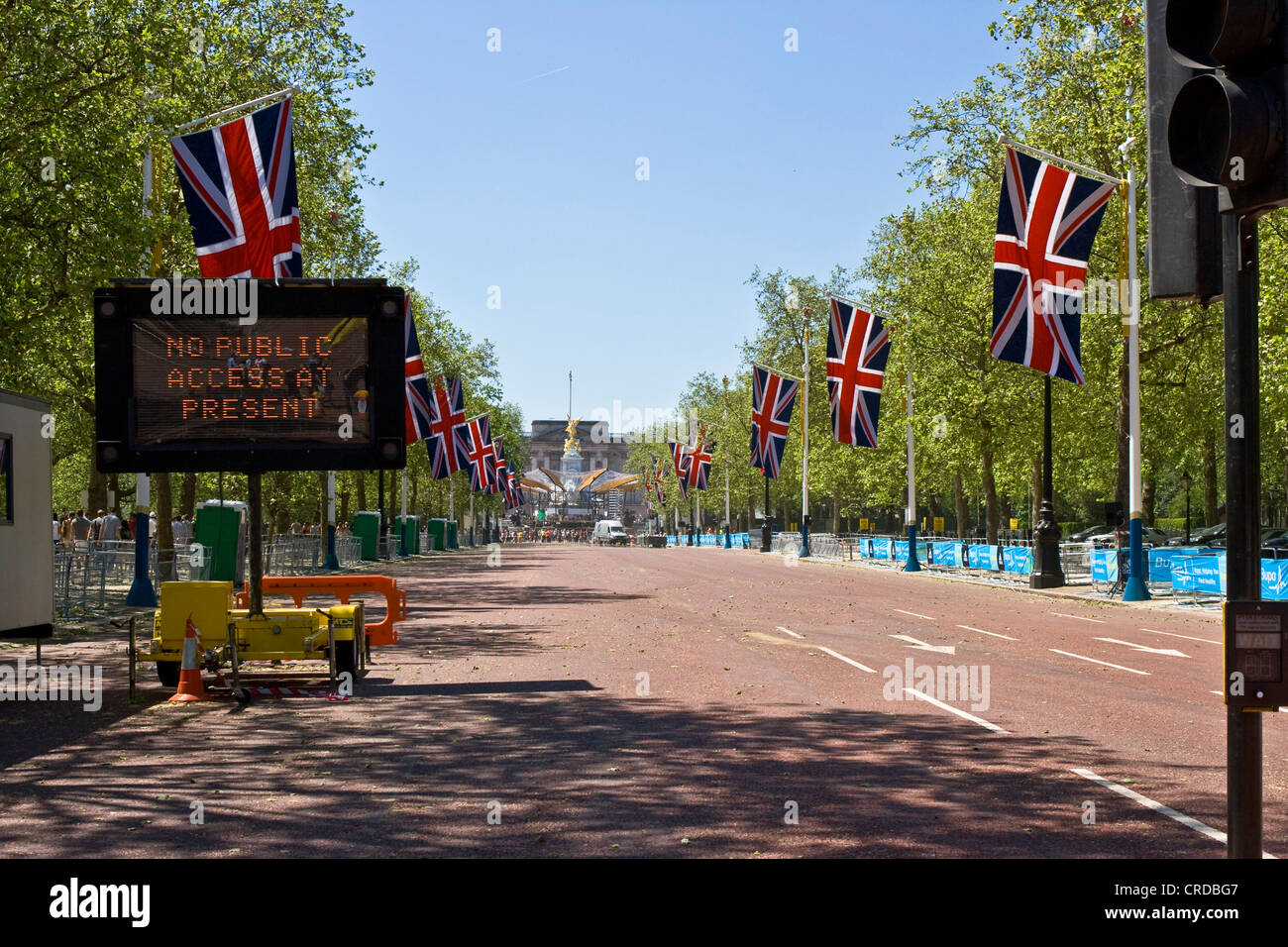 Blick entlang der Mall in Richtung Victoria Monument während Königinnen Diamond Jubilee Vorbereitungen London England Europa Stockfoto