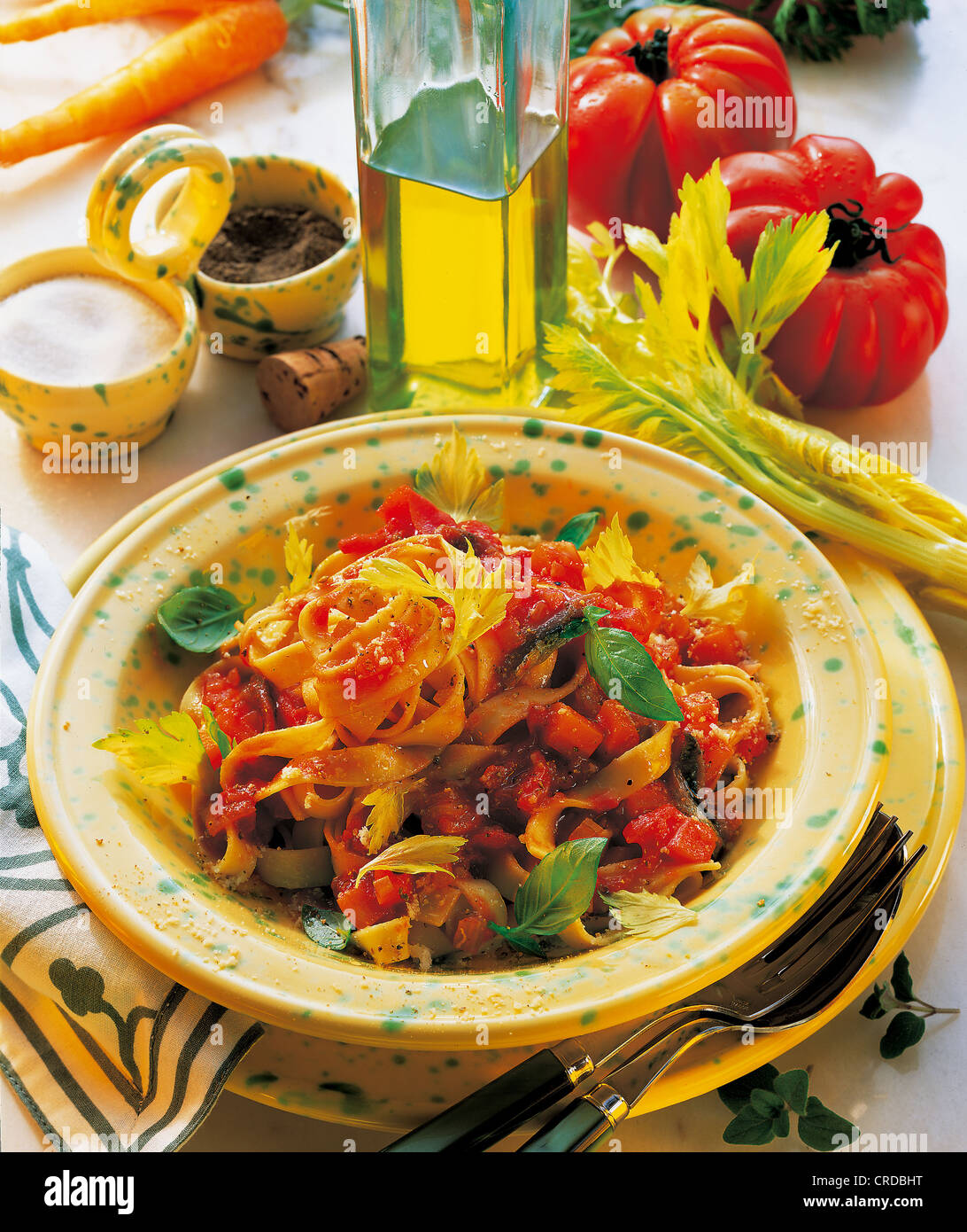 Tagliatelle mit Tomaten-Kräuter-Sauce, Italien. Stockfoto