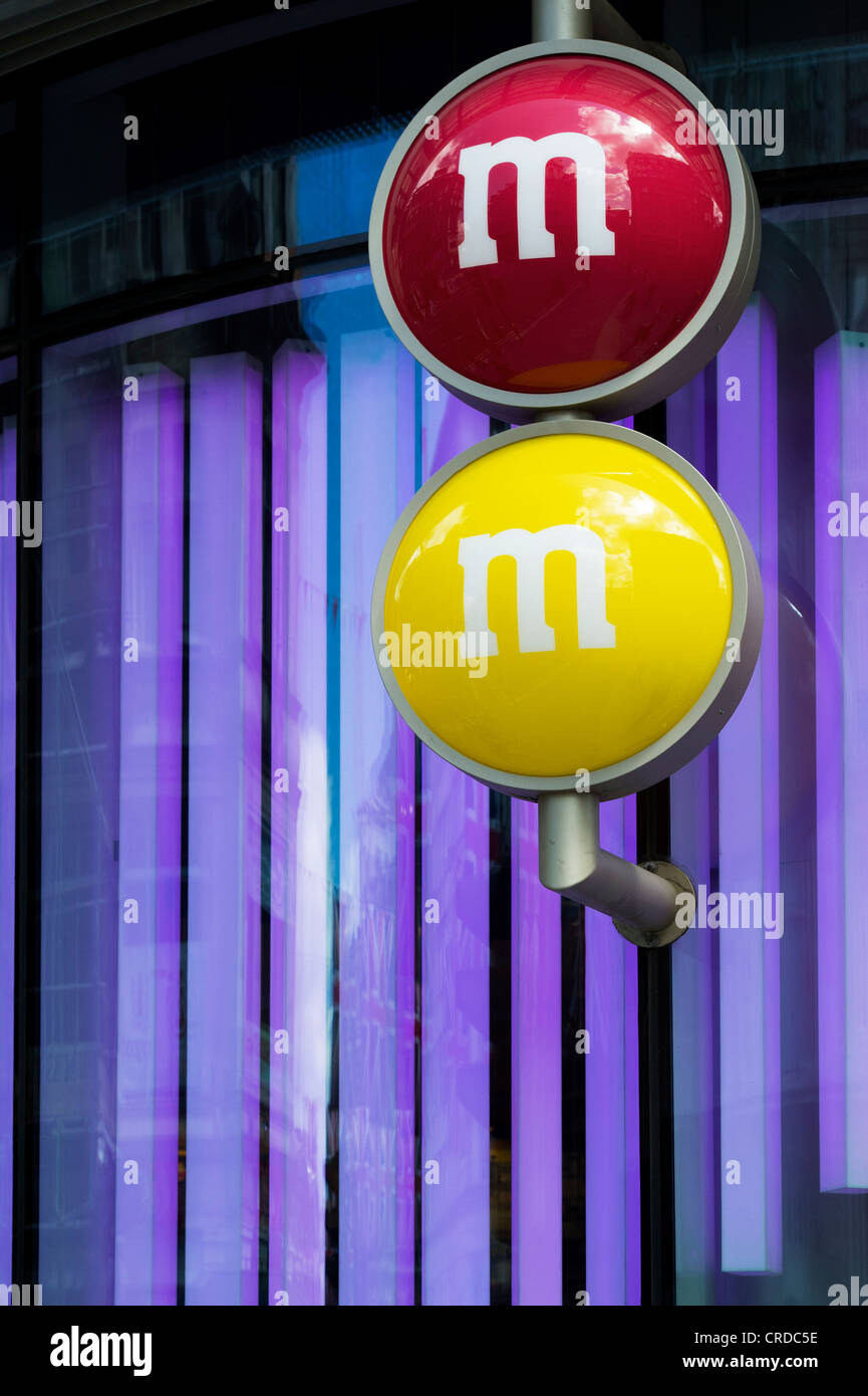 M & Ms speichern Zeichen. Leicester Square, London, England Stockfoto