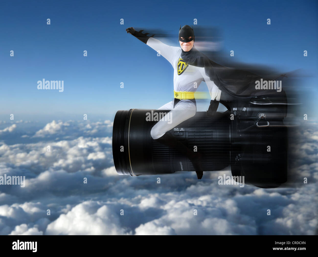 Super-Helden auf eine Kamera zu sitzen und fliegen über den Wolken Stockfoto