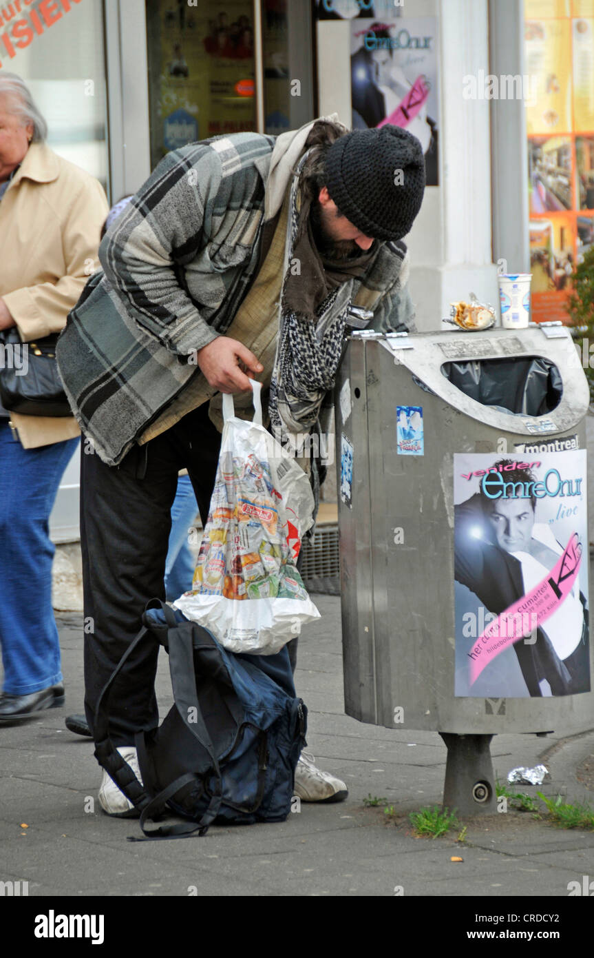 Obdachloser Suche einen Abfalleimer, Deutschland, Nordrhein-Westfalen, Köln Stockfoto