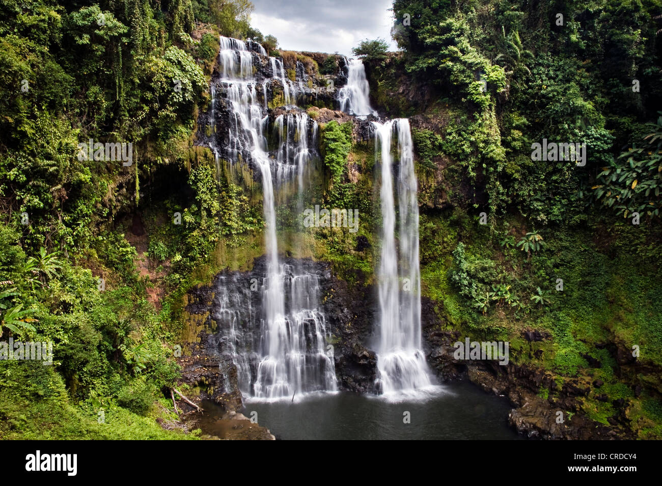 Großer Wasserfall im Dschungel, Tad Yuang, Bolaven Plateau, Laos, Südostasien, Asien Stockfoto