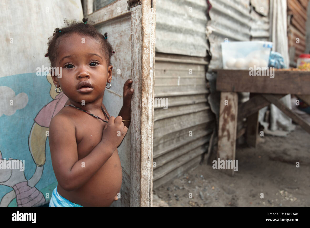 Ein junges Mädchen steht in der Tür ihres Hauses in der West Point Slum in Monrovia, Liberia Montserrado county Stockfoto