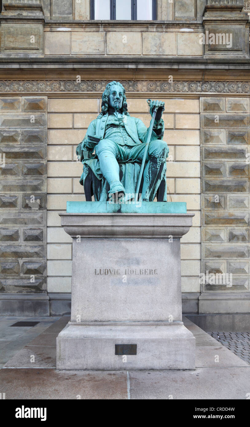 Die Statue von der dänisch / norwegische Schriftsteller Ludvig Holberg 1684 – 1754 außerhalb des Königlichen Theaters am Kongens Nytorv in Kopenhagen Stockfoto