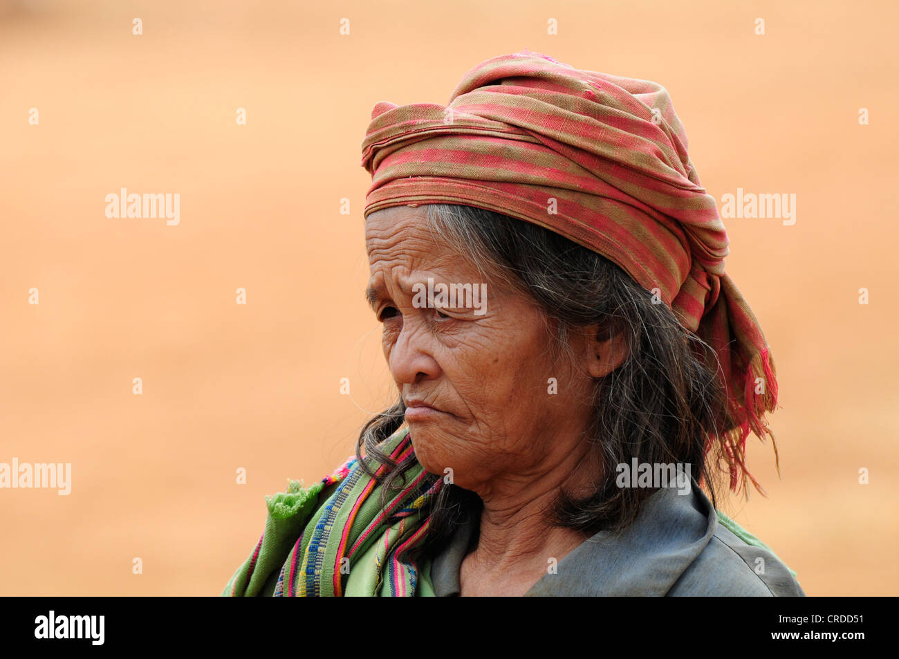 Alte Frau trägt einen Kopf Schal, Porträt, Bolaven Plateau, Süden von Laos,  Südostasien, Asien Stockfotografie - Alamy