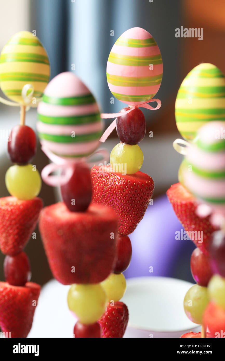 Obst Spiesse Auf Einen Kindergeburtstag Feiern Stockfotografie Alamy Obst Spiesse Auf Einen Kindergeburtstag Feiern Stockfotografie Alamy