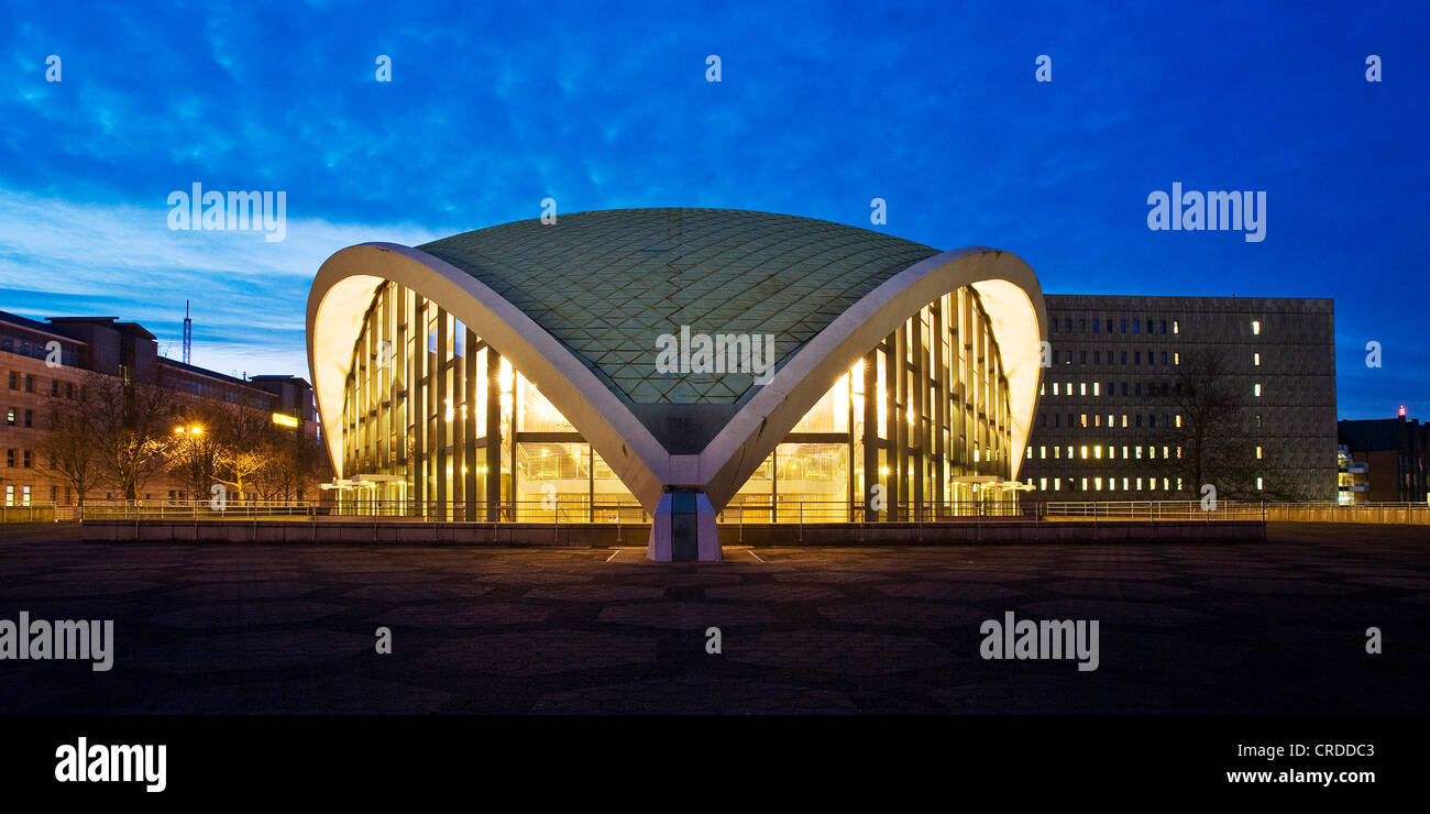 Blick auf die Oper in der Abenddämmerung, Dortmund, Ruhrgebiet, Nordrhein-Westfalen, Deutschland Stockfoto