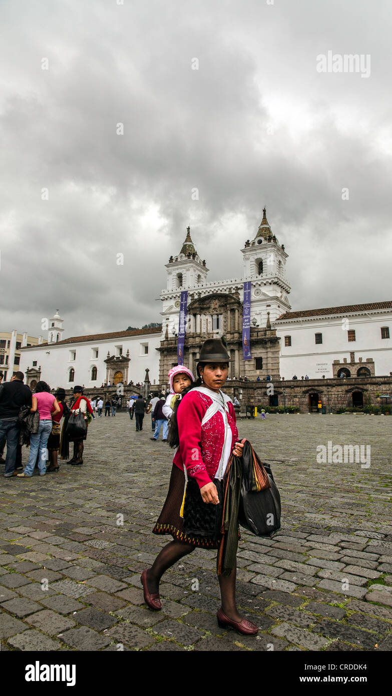 Mutter mit Baby auf dem Rücken Quito Ecuador Stockfoto