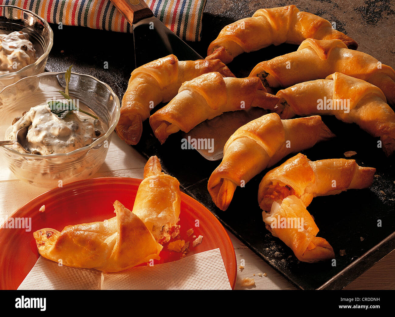 Gefüllte Blätterteig-Crescents, Österreich. Stockfoto