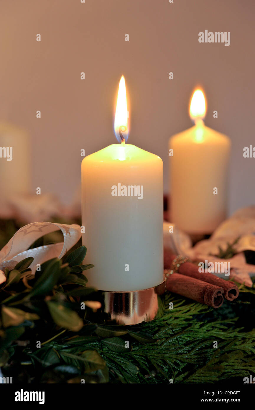 Adventskranz mit zwei brennenden Kerzen Stockfoto