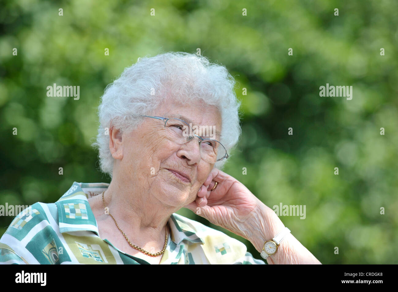 Verträumte Seniorin, senior Stockfoto