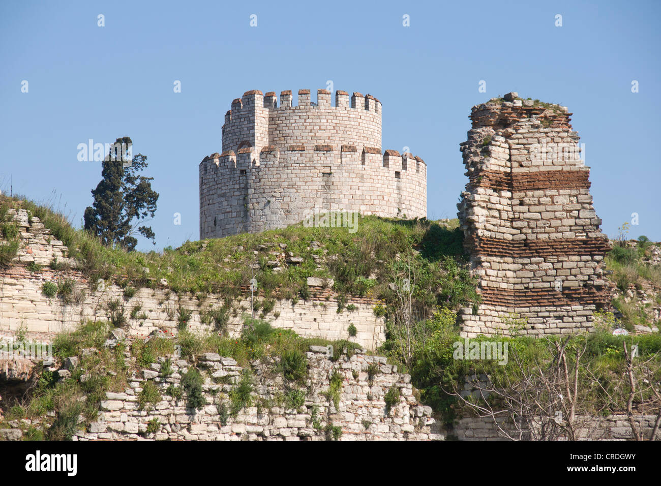 Mauern von Konstantinopel und einen Turm von Yedikule Festung, Burg der sieben Türme, Istanbul, Türkei Stockfoto