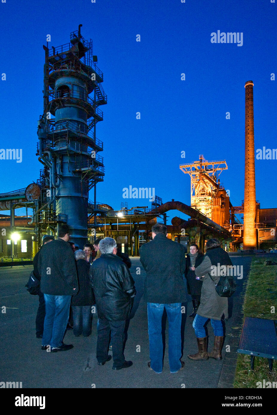 Stahlbau Henrichshuette in der Abenddämmerung mit Besuchern während einer Führung, Hattingen, Ruhrgebiet, Nordrhein-Westfalen, Deutschland Stockfoto