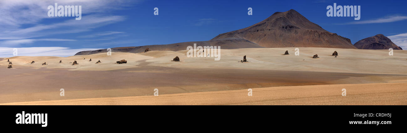 Vulkanischer Berg mit einer Wüste, Desierto de Salvador Dali, Uyuni, Bolivien, Südamerika Stockfoto