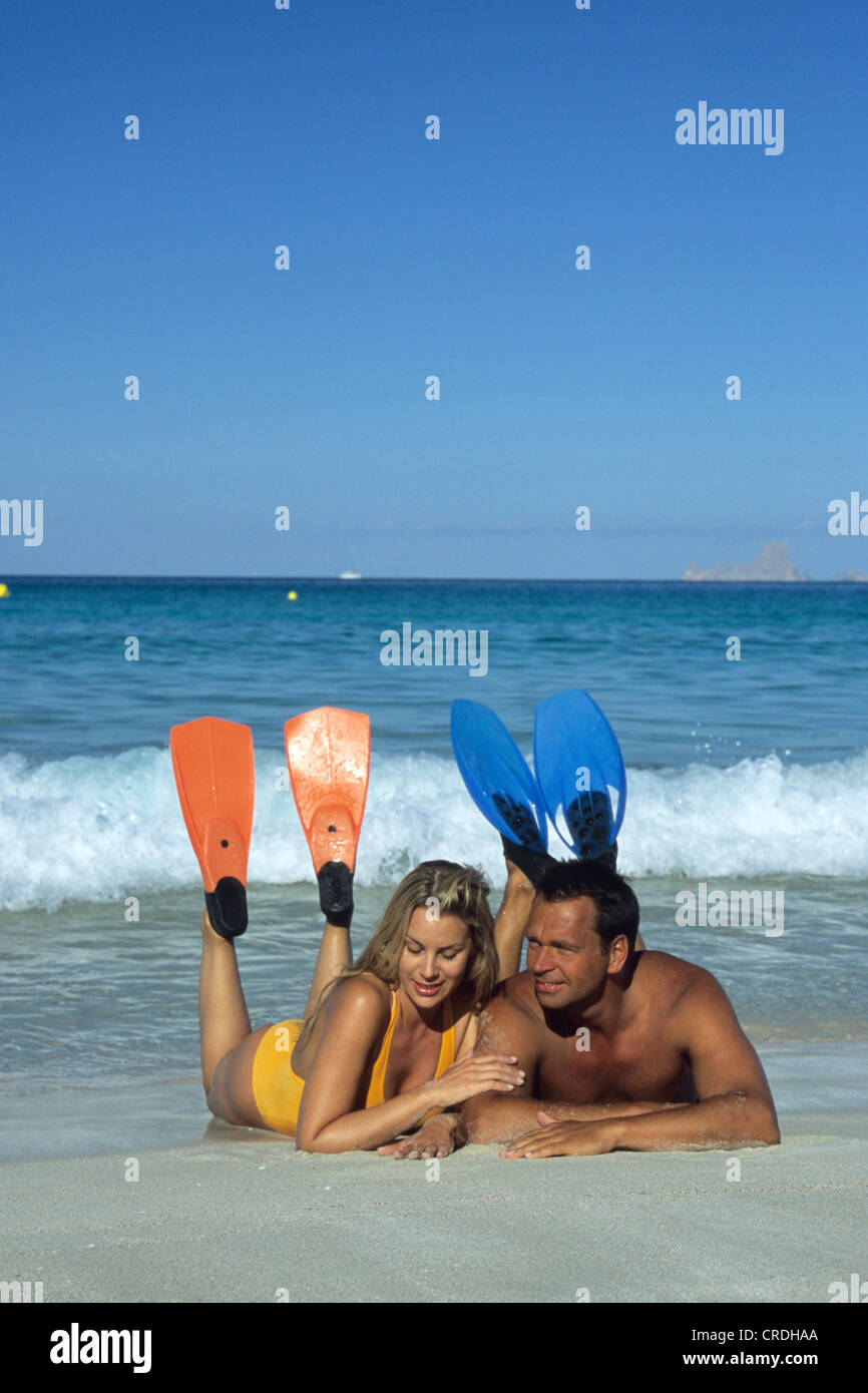 paar mit Flossen, liegen am Sandstrand, Spanien, Balearen, Fuerteventura Stockfoto